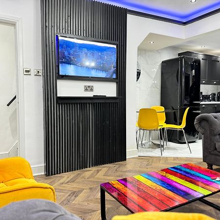 4 Bed 4 Bath House With Free Parking, 5 Mins To Lfc And 15 Mins To City Centre Liverpool Bagian luar foto