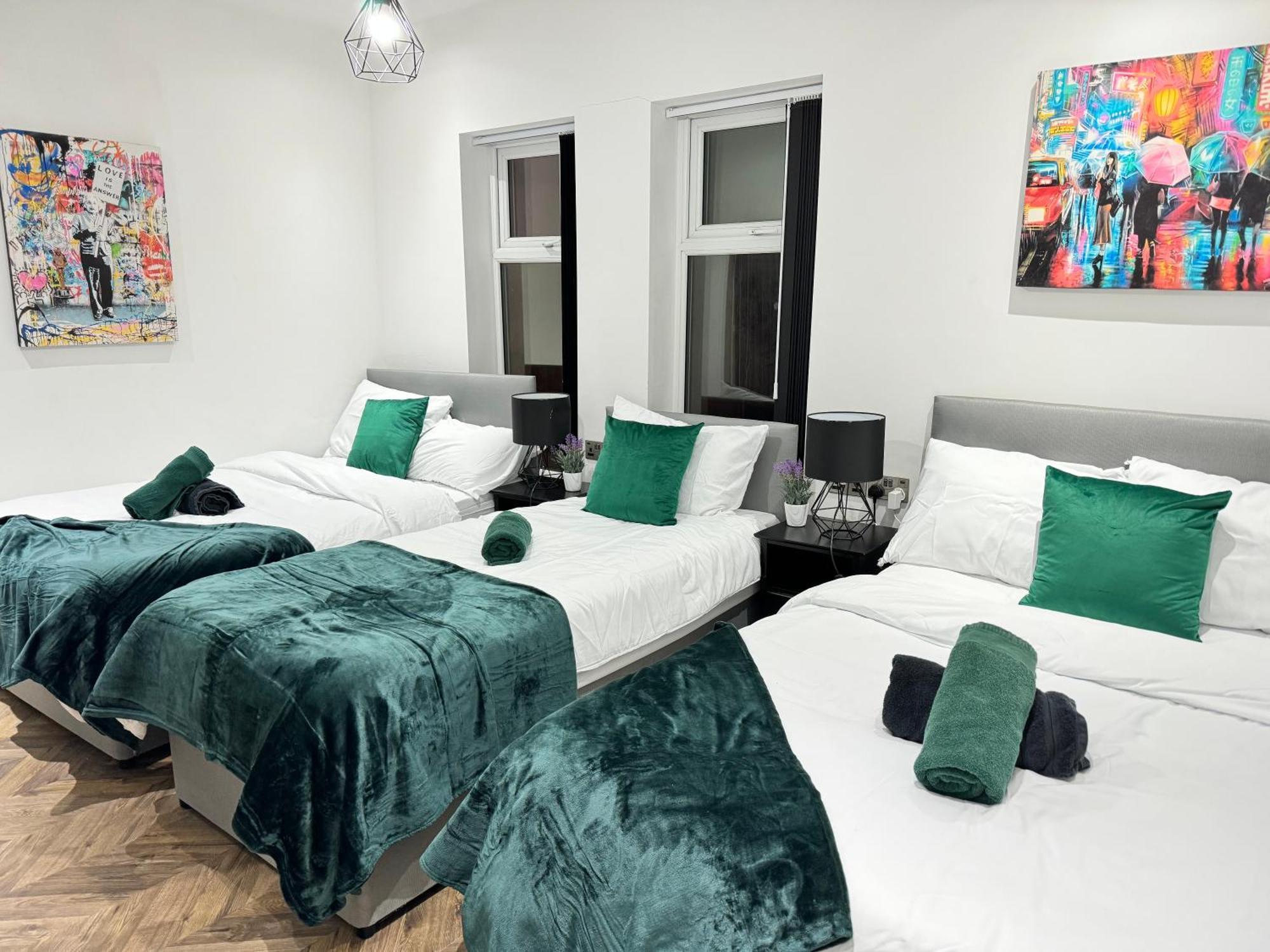 4 Bed 4 Bath House With Free Parking, 5 Mins To Lfc And 15 Mins To City Centre Liverpool Bagian luar foto